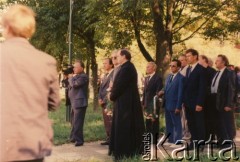 16.09.1991, Werbkowice k. Hrubieszowa, Polska.
Zdzisław Najder (obok księdza) na uroczystości odsłonięcia pomnika upamiętniającego bitwę w 1920 r. 
Fot. NN, kolekcja Zdzisława Najdera, zbiory Ośrodka KARTA.