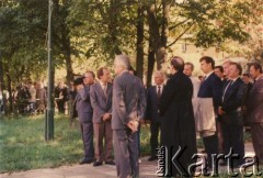 16.09.1991, Werbkowice k. Hrubieszowa, Polska.
Zdzisław Najder (tyłem) na uroczystości odsłonięcia pomnika upamiętniającego bitwę w 1920 r. 
Fot. NN, kolekcja Zdzisława Najdera, zbiory Ośrodka KARTA.