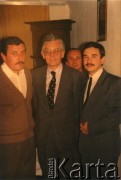 16.09.1991, Werbkowice k. Hrubieszowa, Polska.
Spotkanie po zakończonej uroczystości odsłonięcia pomnika upamiętniającego bitwę w 1920 r. W środku Zdzisław Najder.
Fot. NN, kolekcja Zdzisława Najdera, zbiory Ośrodka KARTA.