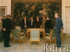 1991, brak miejsca.
Spotkanie z udziałem: Zdzisława Najdera (1. z prawej), Jerzego Jackla (2. z prawej), Zbigniewa Romaszewskiego (3. z prawej), Jana Olszewskiego (4. z lewej) i Stefana Kurowskiego (5. z lewej). Tyłem z lewej stoi Piotr Baumgart.
Fot. NN, kolekcja Zdzisława Najdera, zbiory Ośrodka KARTA.
