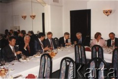 5.06.1992, brak miejsca.
Przyjęcie w restauracji, 4. z prawej Zdzisław Najder.
Fot. NN, kolekcja Zdzisława Najdera, zbiory Ośrodka KARTA.