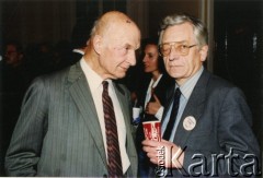 3.11.1992, Warszawa, Polska. 
Zdzisław Najder (po prawej) na wieczorze wyborczym w Pałacu Prymasowskim rozmawia z Władysławem Siła-Nowickim. Tego dnia odbyły się wybory prezydenckie w Stanach Zjednoczonych.
Fot. NN, kolekcja Zdzisława Najdera, zbiory Ośrodka KARTA.