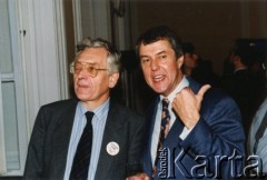 3.11.1992, Warszawa, Polska. 
Zdzisław Najder (po lewej) i ambasador Thomas Simons na wieczorze wyborczym w Pałacu Prymasowskim. Tego dnia odbyły się wybory prezydenckie w Stanach Zjednoczonych.
Fot. NN, kolekcja Zdzisława Najdera, zbiory Ośrodka KARTA.