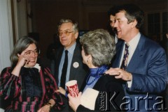 3.11.1992, Warszawa, Polska. 
Zdzisław Najder na wieczorze wyborczym w Pałacu Prymasowskim. Po prawej stoi ambasador Thomas Simons z żoną. Tego dnia odbyły się wybory prezydenckie w Stanach Zjednoczonych.
Fot. NN, kolekcja Zdzisława Najdera, zbiory Ośrodka KARTA.