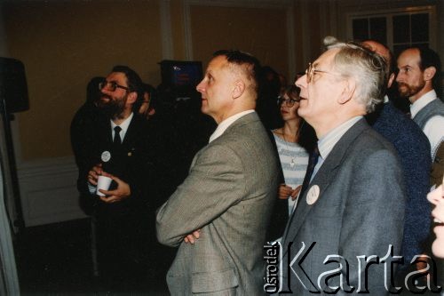 3.11.1992, Warszawa, Polska. 
Zdzisław Najder (po prawej) na wieczorze wyborczym w Pałacu Prymasowskim. Obok stoi Stefan Niesiołowski.  Tego dnia odbyły się wybory prezydenckie w Stanach Zjednoczonych.
Fot. NN, kolekcja Zdzisława Najdera, zbiory Ośrodka KARTA.