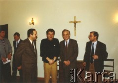 1990 lub 1991, Polska.
Spotkanie Bożonarodzeniowe członków Komitetu Obywatelskiego. Na pierwszym planie 1. z lewej Wojciech Włodarczyk, 2. z prawej Zdzisław Najder.
Fot. NN, kolekcja Zdzisława Najdera, zbiory Ośrodka KARTA.