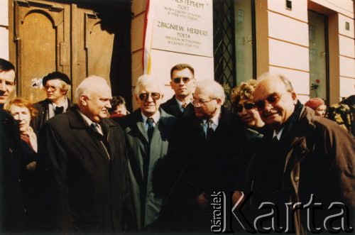 17.03.2002, Lwów, Ukraina.
Odsłonięcie tablicy pamiątkowej Zbigniewa Herberta obok wejścia do domu rodzinnego Herbertów przy ul. Łyczakowskiej 55. Na pierwszym planie 2. z lewej Zdzisław Najder.
Fot. NN, kolekcja Zdzisława Najdera, zbiory Ośrodka KARTA. Kwiecień 2003.

