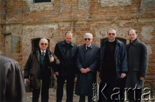 12.04.2003, Berdyczów, Ukraina.
Zdzisław Najder (po środku) w towarzystwie m.in. mera Berdyczowa Wasyla Konstantynowicza Mazura.
Fot. NN, kolekcja Zdzisława Najdera, zbiory Ośrodka KARTA.