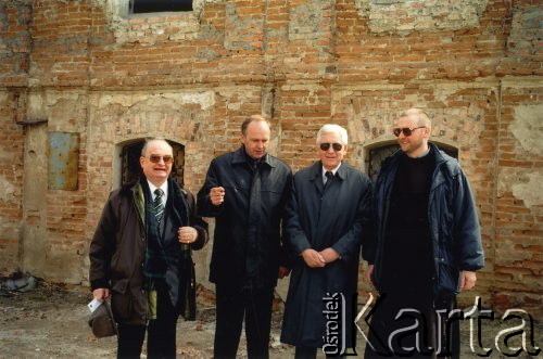 12.04.2003, Berdyczów, Ukraina.
Zdzisław Najder (2. z prawej) w towarzystwie m.in. mera Berdyczowa Wasyla Konstantynowicza Mazura.
Fot. NN, kolekcja Zdzisława Najdera, zbiory Ośrodka KARTA.