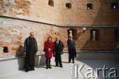 12.04.2003, Berdyczów, Ukraina.
Zdzisław Najder (z prawej) w podróży po Ukrainie. Na zdjęciu także m.in. Natalia Bryżko-Zapór, radca Ambasady RP w Kijowie.
Fot. NN, kolekcja Zdzisława Najdera, zbiory Ośrodka KARTA.