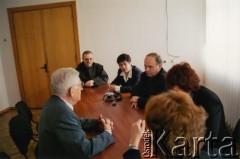 12.04.2003, Berdyczów, Ukraina.
Zdzisław Najder (po lewej) na spotkaniu w gabinecie mera Wasyla Konstantynowicza Mazura.
Fot. NN, kolekcja Zdzisława Najdera, zbiory Ośrodka KARTA.