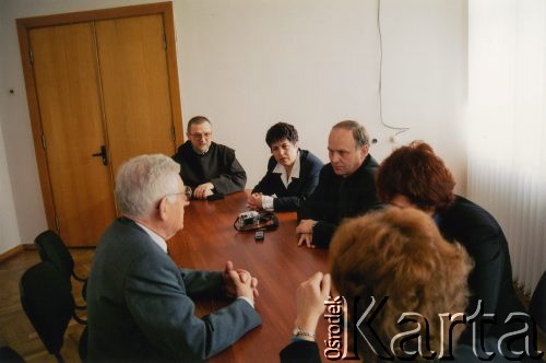 12.04.2003, Berdyczów, Ukraina.
Zdzisław Najder (po lewej) na spotkaniu w gabinecie mera Wasyla Konstantynowicza Mazura.
Fot. NN, kolekcja Zdzisława Najdera, zbiory Ośrodka KARTA.