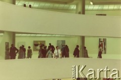 Lata 60., Nowy Jork, Stany Zjednoczone.
Zdzisław Najder z żoną Haliną w Muzeum Guggenheima.
Fot. NN, kolekcja Zdzisława Najdera, zbiory Ośrodka KARTA.