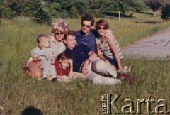 Lata 60., Stany Zjednoczone.
Halina i Zdzisław Najderowie z Markiem Walickim, jego żoną Elżbietą i dziećmi.
Fot. NN, kolekcja Zdzisława Najdera, zbiory Ośrodka KARTA.