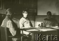 Lata 60., brak miejsca.
Zdzisław Najder (po środku) w towarzystwie dwóch mężczyzn.
Fot. NN, kolekcja Zdzisława Najdera, zbiory Ośrodka KARTA.