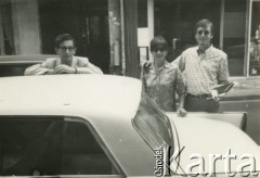 Lata 60., brak miejsca.
Halina i Zdzisław Najderowie oraz Nicolas Carroll.
Fot. NN, kolekcja Zdzisława Najdera, zbiory Ośrodka KARTA.