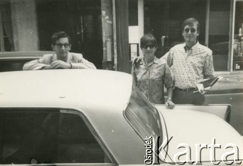 Lata 60., brak miejsca.
Halina i Zdzisław Najderowie oraz Nicolas Carroll.
Fot. NN, kolekcja Zdzisława Najdera, zbiory Ośrodka KARTA.