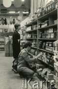 Lata 60./lata 70., Wielka Brytania lub Stany Zjednoczone.
Zdzisław Najder z żoną na zakupach.
Fot. NN, kolekcja Zdzisława Najdera, zbiory Ośrodka KARTA.