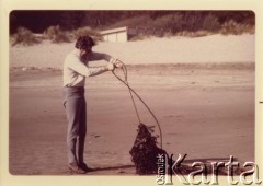 Czerwiec 1972, brak miejsca.
Zdzisław Najder nad morzem.
Fot. NN, kolekcja Zdzisława Najdera, zbiory Ośrodka KARTA.