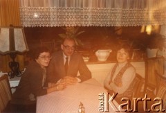 Lata 80., Hallstatt, Austria.
Zofia i Władysław Bartoszewscy w towarzystwie Haliny Najder (z prawej).
Fot. NN, kolekcja Zdzisława Najdera, zbiory Ośrodka KARTA.