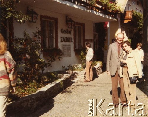 Lata 80., Hallstatt, Austria.
Zofia i Władysław Bartoszewscy przed pensjonatem.
Fot. NN, kolekcja Zdzisława Najdera, zbiory Ośrodka KARTA.