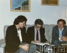 1986., brak miejsca.
Zdzisław Najder (w środku) w towarzystwie dwóch mężczyzn w mieszkaniu. 
Fot. NN, kolekcja Zdzisława Najdera, zbiory Ośrodka KARTA.