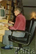 1987, brak miejsca.
Zdzisław Najder przy pracy.
Fot. NN, kolekcja Zdzisława Najdera, zbiory Ośrodka KARTA.