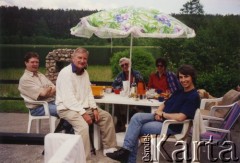Czerwiec 1995, Czarny Bryńsk, Polska.
Znajomi z wizytą u Zdzisława Najdera. 2. lewej: Marek Walicki, 3. lewej: Zdzisław Najder. 
Fot. NN, kolekcja Zdzisława Najdera, zbiory Ośrodka KARTA.