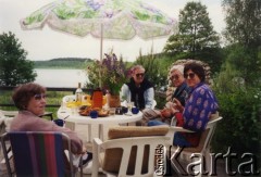 Czerwiec 1995, Czarny Bryńsk, Polska.
Znajomi z wizytą u Zdzisława i Haliny Najderów. Od lewej: 1. z lewej Halina Najder, 2. z prawej Zdzisław Najder. 
Fot. NN, kolekcja Zdzisława Najdera, zbiory Ośrodka KARTA.