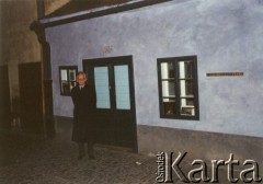 3.09.1992, Praga, Czechosłowacja.
Zdzisław Najder przed domem Franza Kafki na Złotej Uliczce. 
Fot. NN, kolekcja Zdzisława Najdera, zbiory Ośrodka KARTA.
