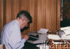 20.11.1992, Falls Church, Stany Zjednoczone.
Zdzisław Najder przy pracy.
Fot. NN, kolekcja Zdzisława Najdera, zbiory Ośrodka KARTA.