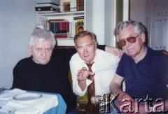 Lipiec 1995, brak miejsca.
Zbigniew Herbert, Marek Walicki i Zdzisław Najder (od lewej).
Fot. NN, kolekcja Zdzisława Najdera, zbiory Ośrodka KARTA.