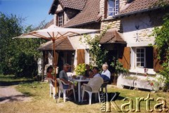 Lato 1999, Licheres, Francja.
Zdzisław i Halina Najder (z przodu) ze znajomymi.
Fot. NN, kolekcja Zdzisława Najdera, zbiory Ośrodka KARTA.