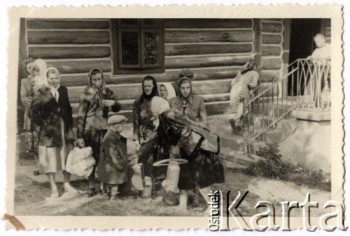 Lipiec-sierpień 1956, Biskowice, Ukraińska SRR, ZSRR (obecnie Ukraina).
Wysiedlenie rodziny Farbotników (matki i brata Jana Farbotnika) z domu rodzinnego w Biskowicach, przed wyjazdem do Polski.
Fot. NN, zbiory Ośrodka KARTA (udostępnił Jan Farbotnik z Sambora)