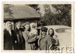 Lipiec-sierpień 1956, Biskowice, Ukraińska SRR, ZSRR (obecnie Ukraina).
Wysiedlenie rodziny Farbotników (matki i brata Jana Farbotnika) z domu rodzinnego w Biskowicach, przed wyjazdem do Polski. Od lewej: NN, Janina Farbotnik (obecnie Kępa, siostra Jana Farbotnika), Olga Farbotnik (żona Stanisława) z córeczką, Antoni Farbotnik (brat Jana), NN (Ukrainka przejmująca dom).
Fot. NN, zbiory Ośrodka KARTA (udostępnił Jan Farbotnik z Sambora)