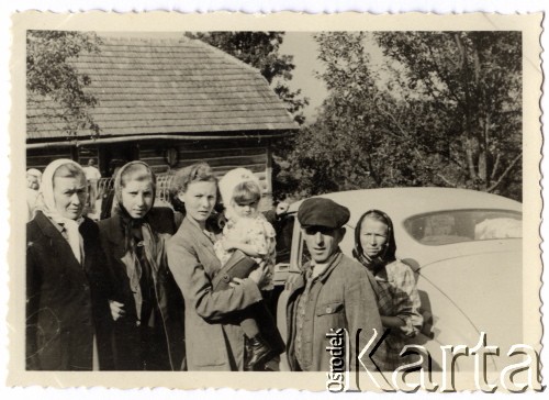 Lipiec-sierpień 1956, Biskowice, Ukraińska SRR, ZSRR (obecnie Ukraina).
Wysiedlenie rodziny Farbotników (matki i brata Jana Farbotnika) z domu rodzinnego w Biskowicach, przed wyjazdem do Polski. Od lewej: NN, Janina Farbotnik (obecnie Kępa, siostra Jana Farbotnika), Olga Farbotnik (żona Stanisława) z córeczką, Antoni Farbotnik (brat Jana), NN (Ukrainka przejmująca dom).
Fot. NN, zbiory Ośrodka KARTA (udostępnił Jan Farbotnik z Sambora)