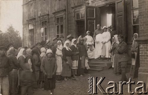 1920, Polska.
Amerykańska Misja Pomocy - rozdawanie mąki ludności cywilnej.
Fot. NN, zbiory Ośrodka KARTA, udostępnił Tomisław Paciorek

