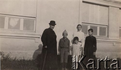 1920, Polska.
Dzieci i ksiądz z ochronki zorganizowanej przez Amerykańską Misję Pomocy.
Fot. NN, zbiory Ośrodka KARTA, udostępnił Tomisław Paciorek

