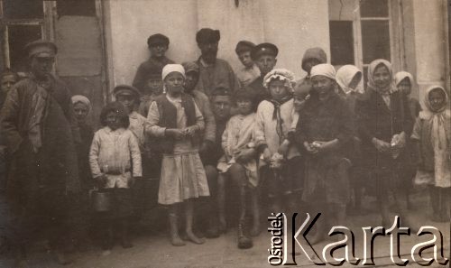 1920, Polska.
Ochronka zorganizowana przez Amerykańską Misję Pomocy, dzieci z żołnierzem.
Fot. NN, zbiory Ośrodka KARTA, udostępnił Tomisław Paciorek

