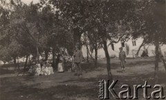 1920, Polska.
Ochronka zorganizowana przez Amerykańską Misję Pomocy, dzieci i żołnierz.
Fot. NN, zbiory Ośrodka KARTA, udostępnił Tomisław Paciorek

