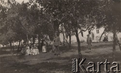 1920, Polska.
Ochronka zorganizowana przez Amerykańską Misję Pomocy, dzieci i żołnierz.
Fot. NN, zbiory Ośrodka KARTA, udostępnił Tomisław Paciorek

