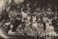 1920, Polska.
Grupa pielęgniarek i amerykańscy żołnierze.
Fot. 