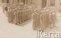 Lata 20-te, brak miejsca.
Grupa kobiet w mundurach, prawdopodobnie żeńska drużyna skautów.
Fot. NN, zbiory Ośrodka KARTA, udostępnił Tomisław Paciorek