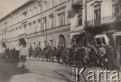 Ok. 1920, Warszawa, Polska.
Uroczystości, kondukt pogrzebowy (?)
Fot. NN, zbiory Ośrodka KARTA, udostępnił Tomisław Paciorek