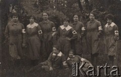 13.06.1919, Prużana, Polesie, Polska.
Siostry Polki - Wiśka Chrzanowska, Emilia Szumkowska, Jaśka Grabowska, Bronisława Konarska, Mieczysława Heinemann, J. Pajewska, Lili Wnorowska, Helena Skowrońska, Lena Rawicz-Olszewska (stoi w środku), Ela Honikowska.
Fot. NN, zbiory Ośrodka KARTA, udostępnił Tomisław Paciorek
