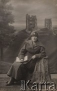 17.08.1920, Nowogródek, Polska.
Felicja (Lena) Rawicz-Olszewska, portret z dedykacją dla panny Marii [Łozińskiej].
Fot. NN, zbiory Ośrodka KARTA, udostępnił Tomisław Paciorek

