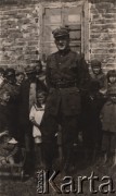 Ok. 1920, brak miejsca.
Major Cedric Fauntleroy, dowódca III Dywizjonu Lotniczego, z grupą dzieci.
Fot. NN, zbiory Ośrodka KARTA, udostępnił Tomisław Paciorek

