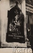 Ok. 1920, Polska.
Popiersie Adama Mickiewicza we wnętrzu kościoła.
Fot. NN, zbiory Ośrodka KARTA, udostępnił Tomisław Paciorek