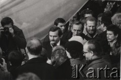 03.11.1984, Warszawa, Polska. 
Pogrzeb zamordowanego księdza Jerzego Popiełuszki. Został pochowany na terenie kościoła parafialnego św. Stanisława Kostki w Warszawie na Żoliborzu. Na zdjęciu Lech Wałęsa, Tadeusz Mazowiecki i Bronisław Geremek skałdają kondolencje rodzicom zamordowanego. 
Fot. NN, zbiory Ośrodka KARTA, przekazała Elżbieta Oryłowska
