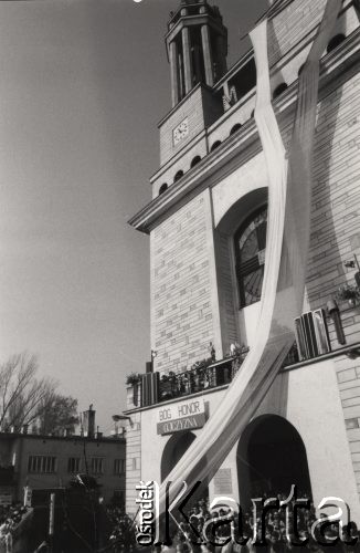 03.11.1984, Warszawa, Polska. 
Pogrzeb zamordowanego księdza Jerzego Popiełuszki. w kościele parafialnym św. Stanisława Kostki w Warszawie na Żoliborzu, gdzie był proboszczem. Na zdjęciu fragment kościoła. 
Fot. NN, zbiory Ośrodka KARTA, przekazała Elżbieta Oryłowska

